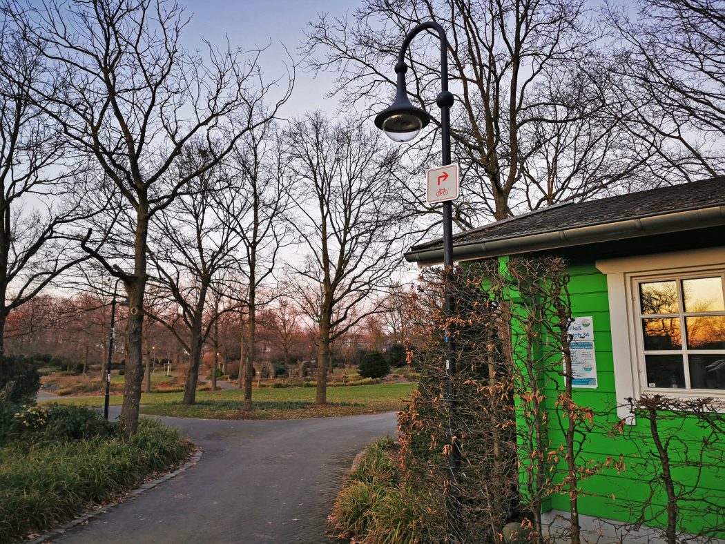 Das Foto zeigt einen Zwischenwegweiser im Müga-Park in Mülheim an der Ruhr