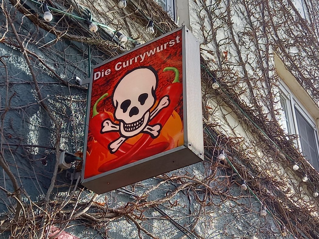 Das Foto zeigt das Schild der Pommesbude "Die Currywurst" in Herne