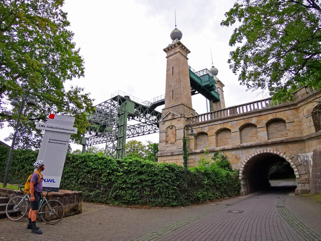 Das Foto zeigt einen Radfahrer am Schiffshebewerk Henrichenburg in Waltrop