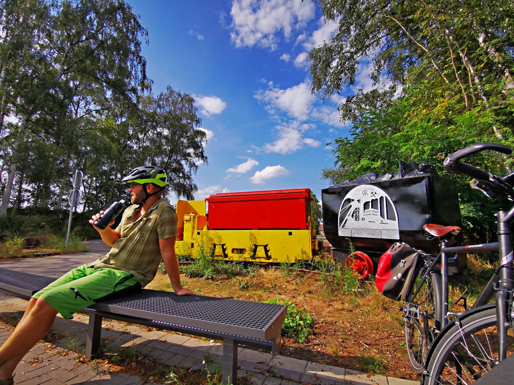 Das Foto zeigt einen Radfahrer auf einer Bank an der König-Ludwig-Trasse in Recklinghausen