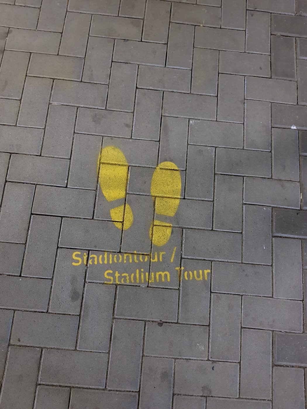 Das Foto zeigt Fußspuren des Stadionspaziergang durch den Signal Iduna Park in Dortmund