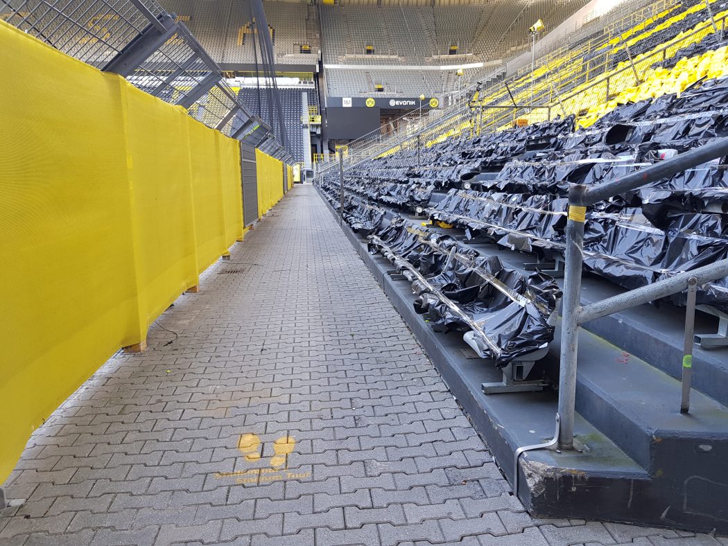 Das Foto zeigt durch Corona abgedeckte Sitzplätze im BVB Stadion