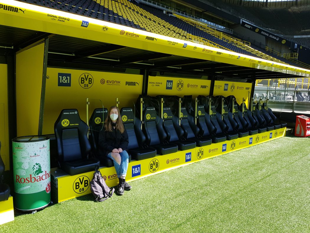 Das Foto zeigt Melissa auf der Spielerbank des BVB