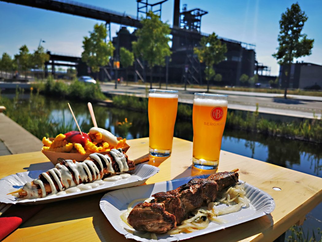 Das Foto zeigt Bier und Essen an der Stehbierhalle der Bergmann Brauerei in Dortmund