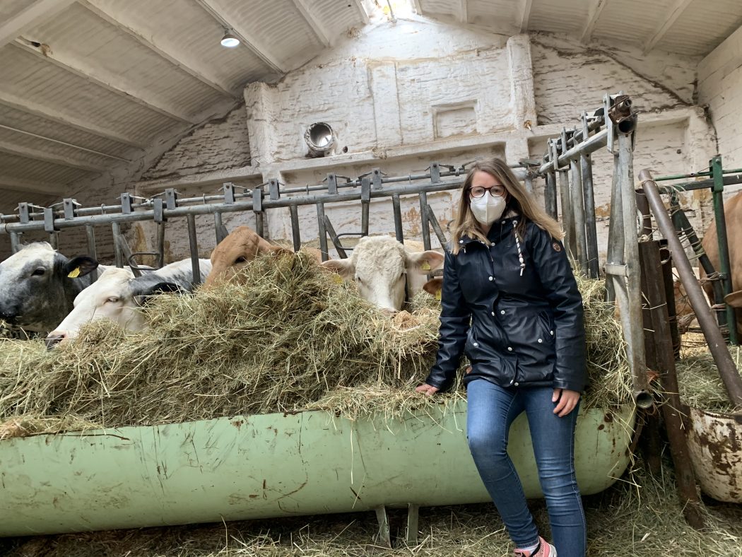 Das Foto zeigt Nina zusammen mit den Kühen des Bauernhofs Sagel in Bottrop-Kirchhellen