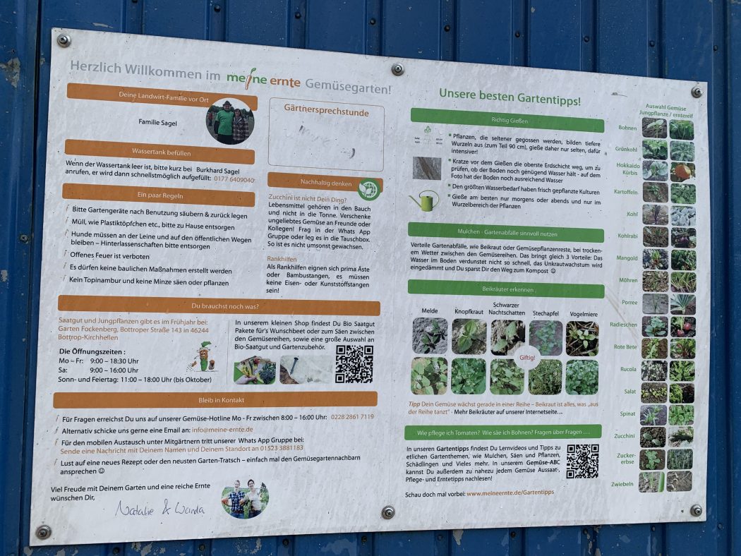Das Foto zeigt eine Tafel mit Infos zu Mietgärten von meine-ernte.de auf dem Bauernhof Sagel in Bottrop-Kirchhellen