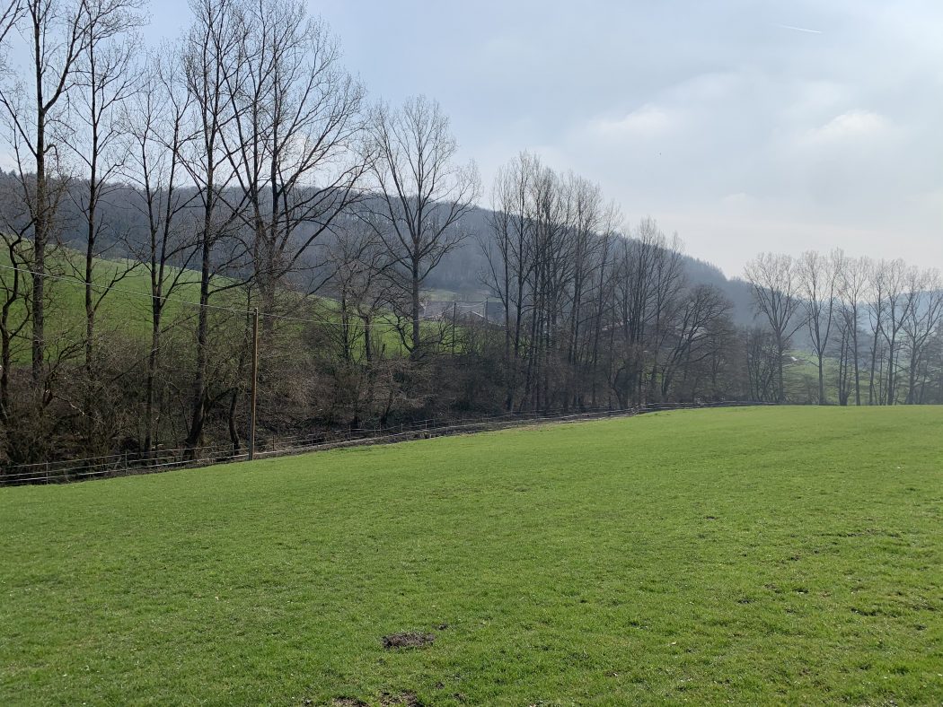 Das Foto zeigt den Begegnungshof in der Espe mitten in der Elfringhauser Schweiz