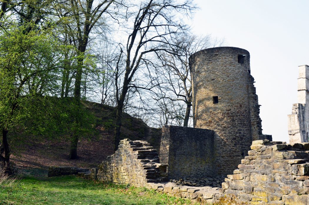 Das Foto zeigt einen der Türme der Burgruine Hardenstein