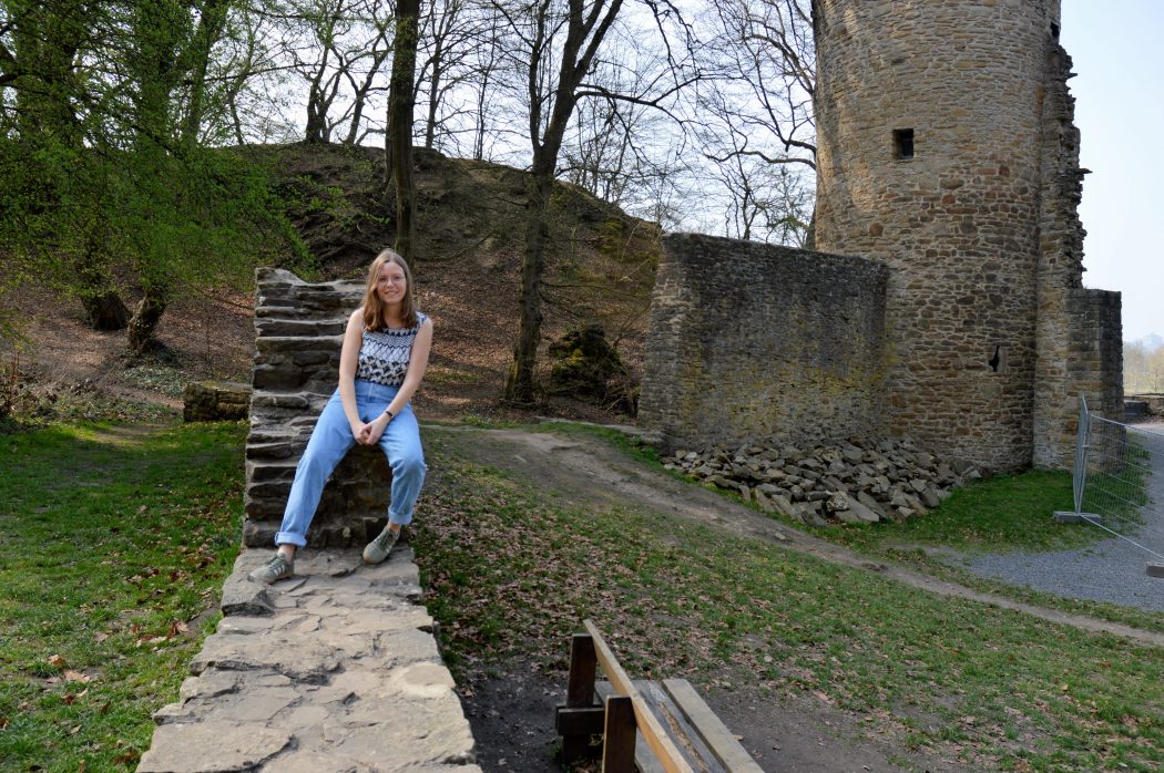 Das Foto zeigt Maria an der Burgruine Hardenstein in Witten