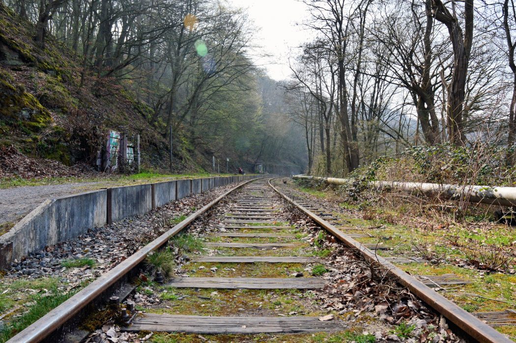 Das Foto zeigt Schienen der Muttental Bahn