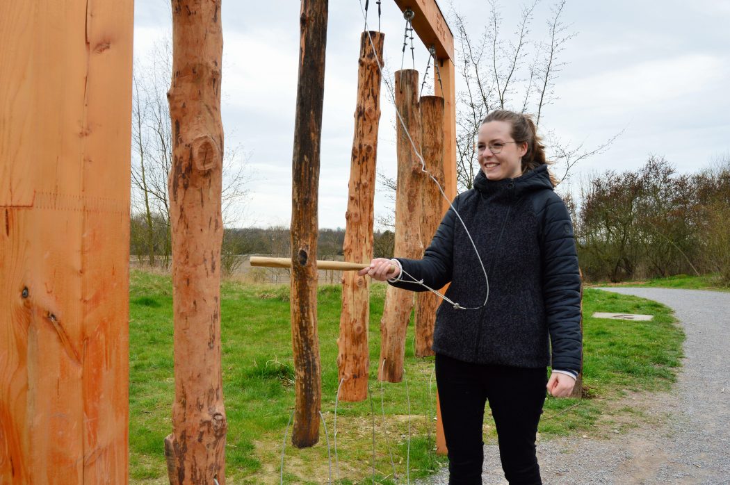 Das Foto zeigt Maria am Holzxylophon auf dem Tippelsberg in Bochum