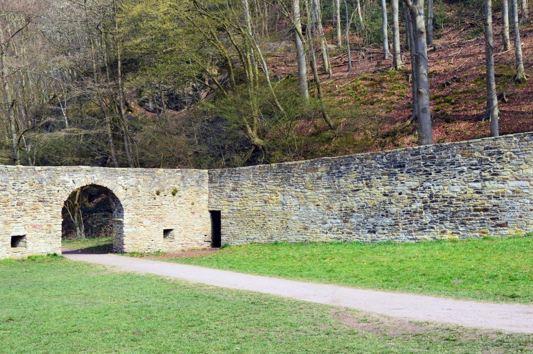 Das Foto zeigt das Tor der Burgruine Hardenstein in Witten