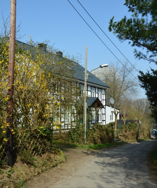 Das Foto zeigt ein Fachwerkhaus im Wohngebiet Hardenstein