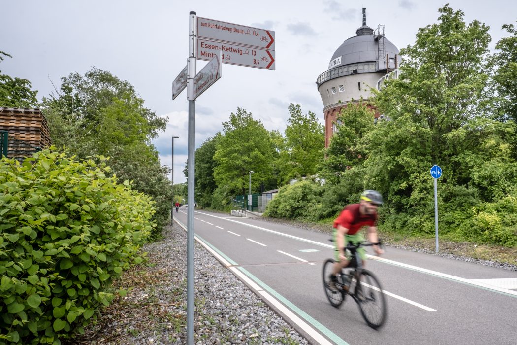 Das Foto zeigt Jochen auf dem Gravelbike auf dem RS 1 in Mülheim an der Ruhr