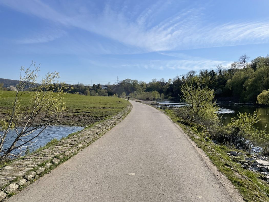 Das Foto zeigt das Ruhrufer in Hattingen