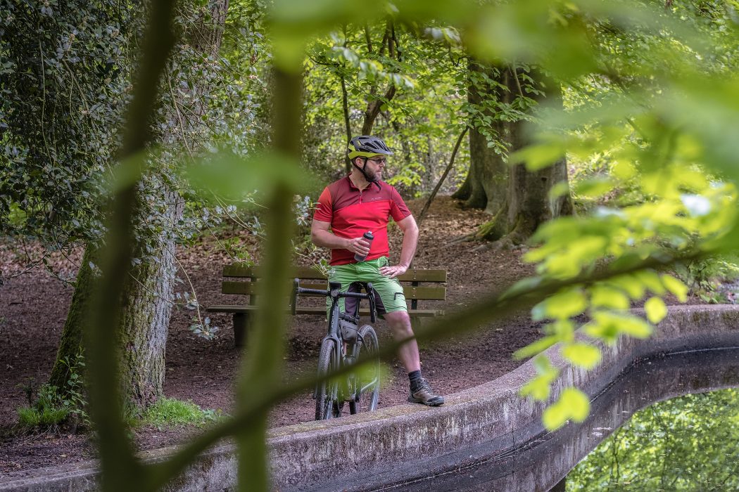 Das Foto zeigt Jochen auf dem Gravelbike im Duisburger Wald