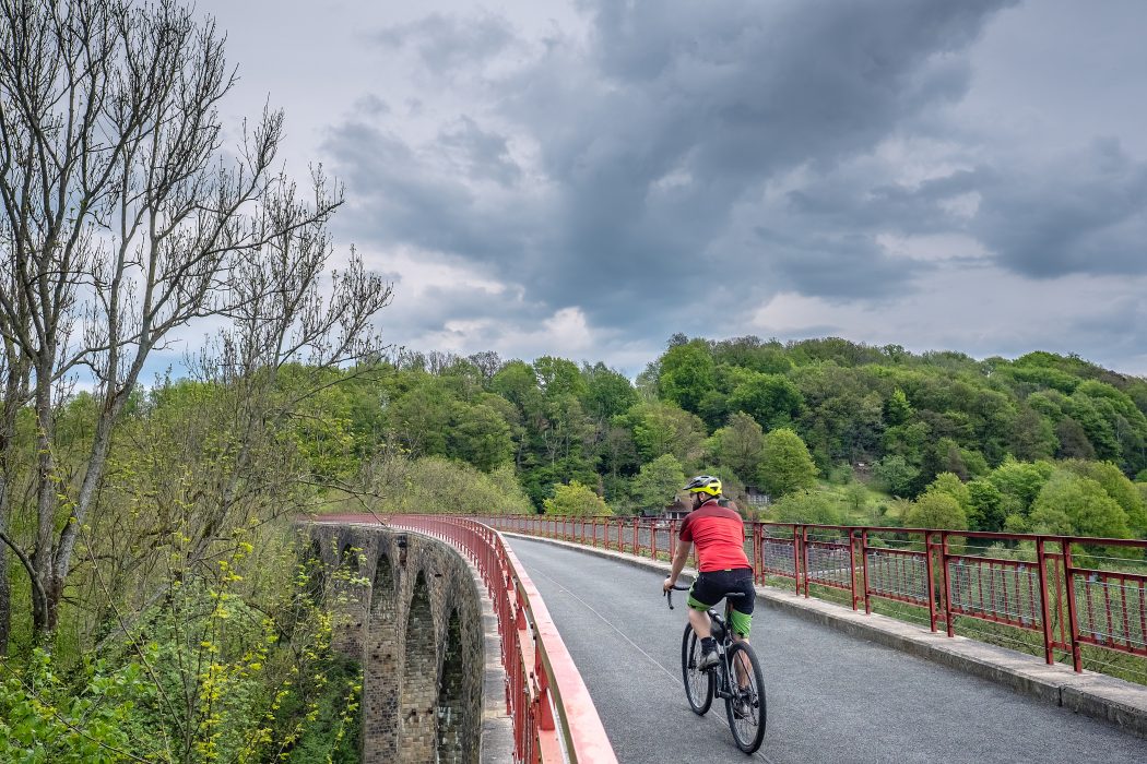 Das Foto zeigt Jochen auf dem Gravelbike auf der Niederbergbahntrasse bei Essen-Kettwig