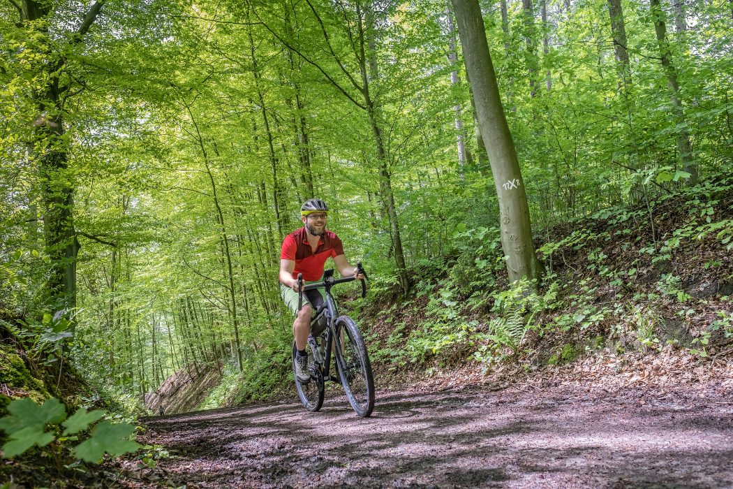 Das Foto zeigt Jochen auf dem Gravelbike im Oefter Wald in Essen