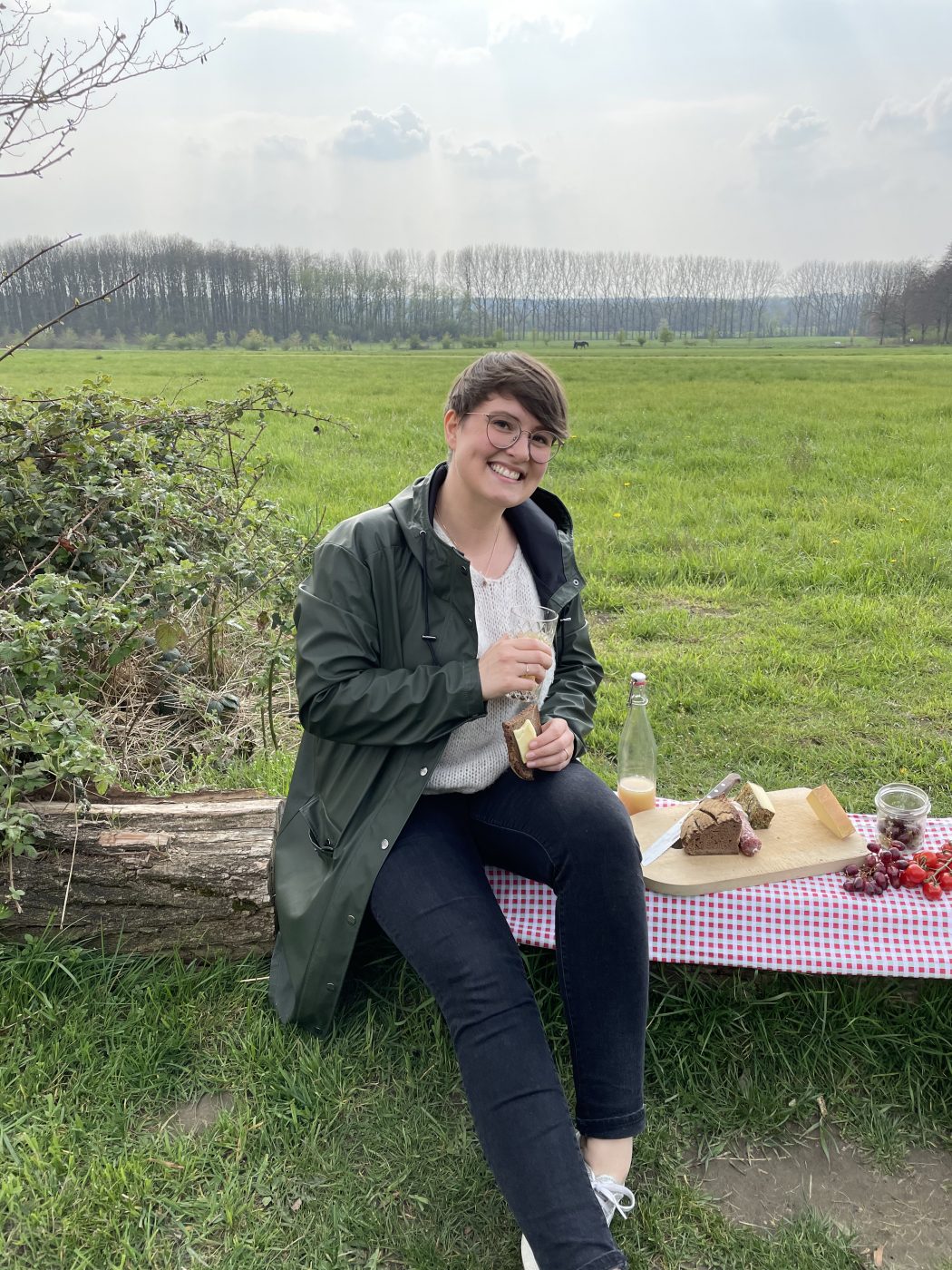 Das Foto zeigt Johanna beim Picknick auf dem Auberg in Mülheim an der Ruhr