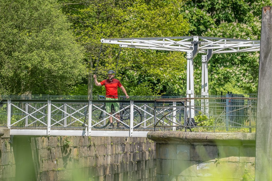 Das Foto zeigt Jochen an der stillgelegten Schleusenkammer der Papiermühlen Schleuse in Essen-Werden