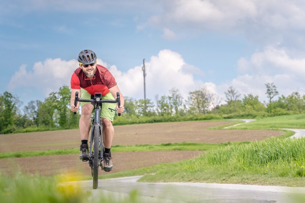 Das Foto zeigt Jochen auf dem Gravelbike bei einer schönen Abfahrt runter ins Ruhrtal