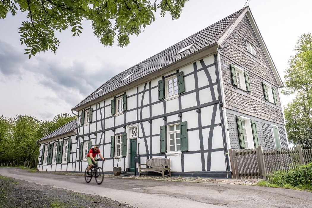 Das Foto zeigt Jochen vor der alten Iktener Schule in Mülheim an der Ruhr