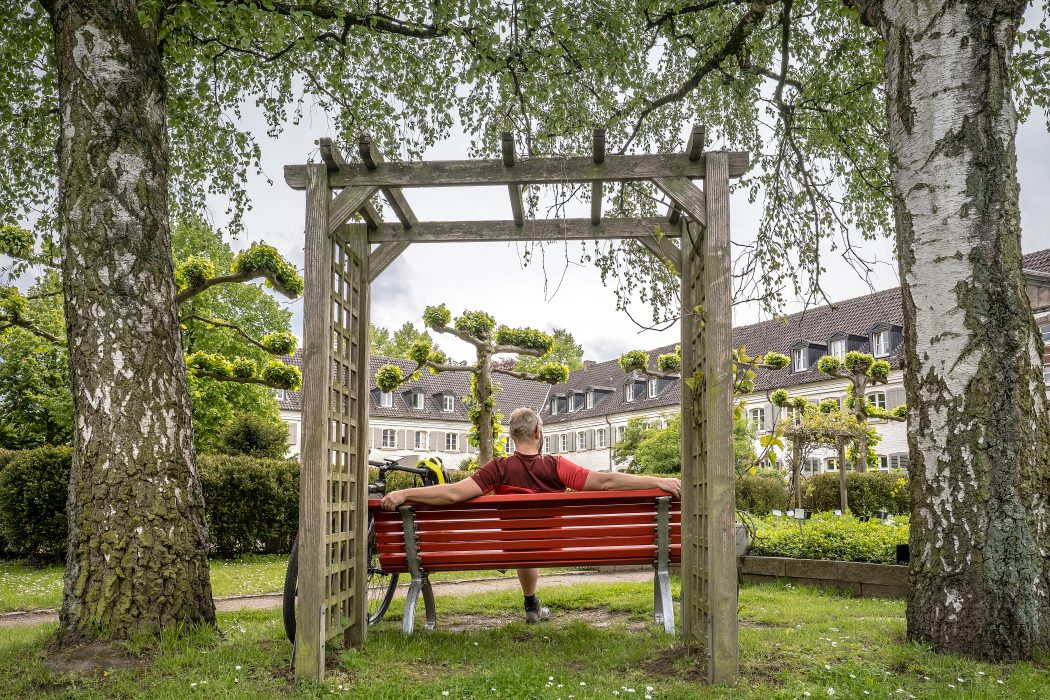 Das Foto zeigt Jochen im Kräutergarten des Kloster Sarn in Mülheim an der Ruhr