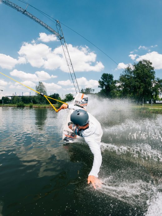 Das Bild zeigt einer Wasserskier im Wasserki Wedau