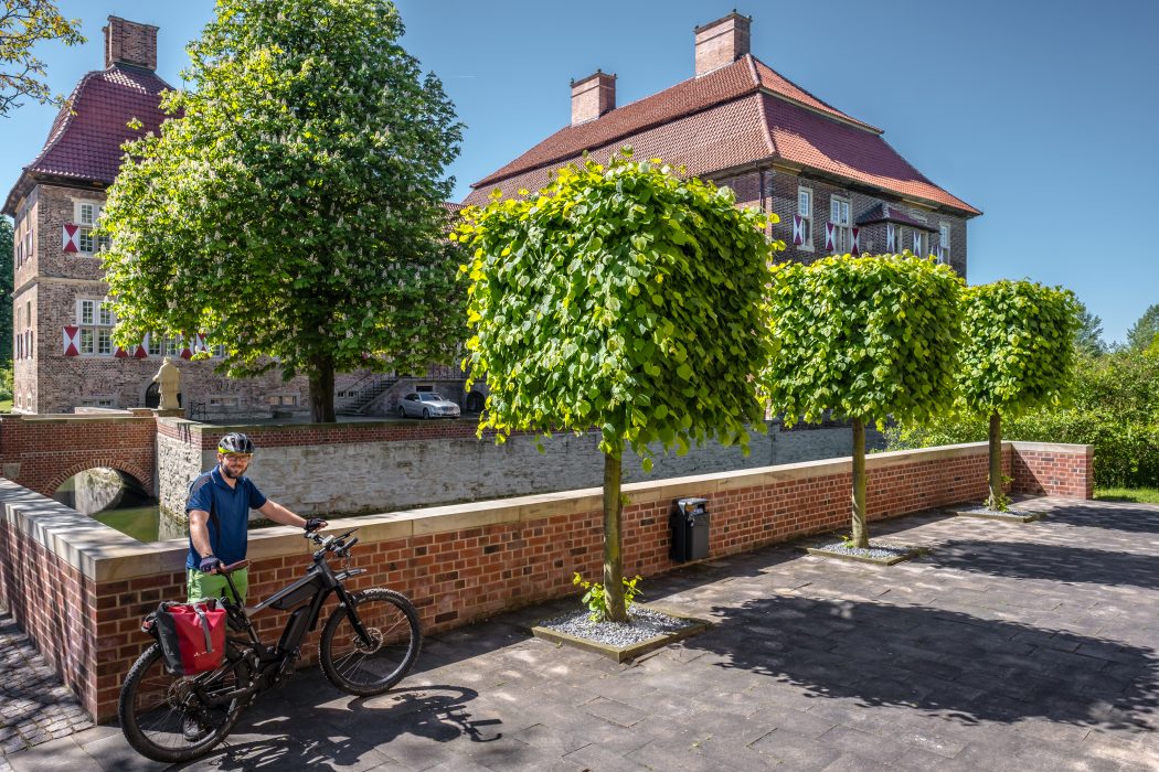 Das Foto zeigt Jochen am Schloss Oberwerries in Hamm