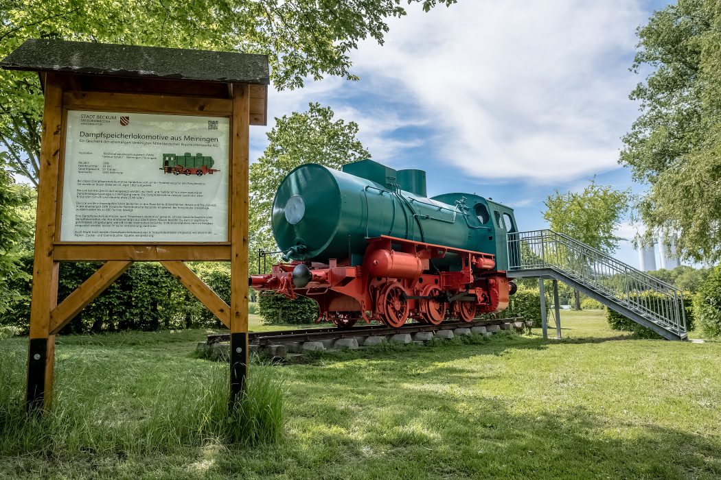 Das Foto zeigt eine historische Dampflokomotive im Aktivpark Phoenix