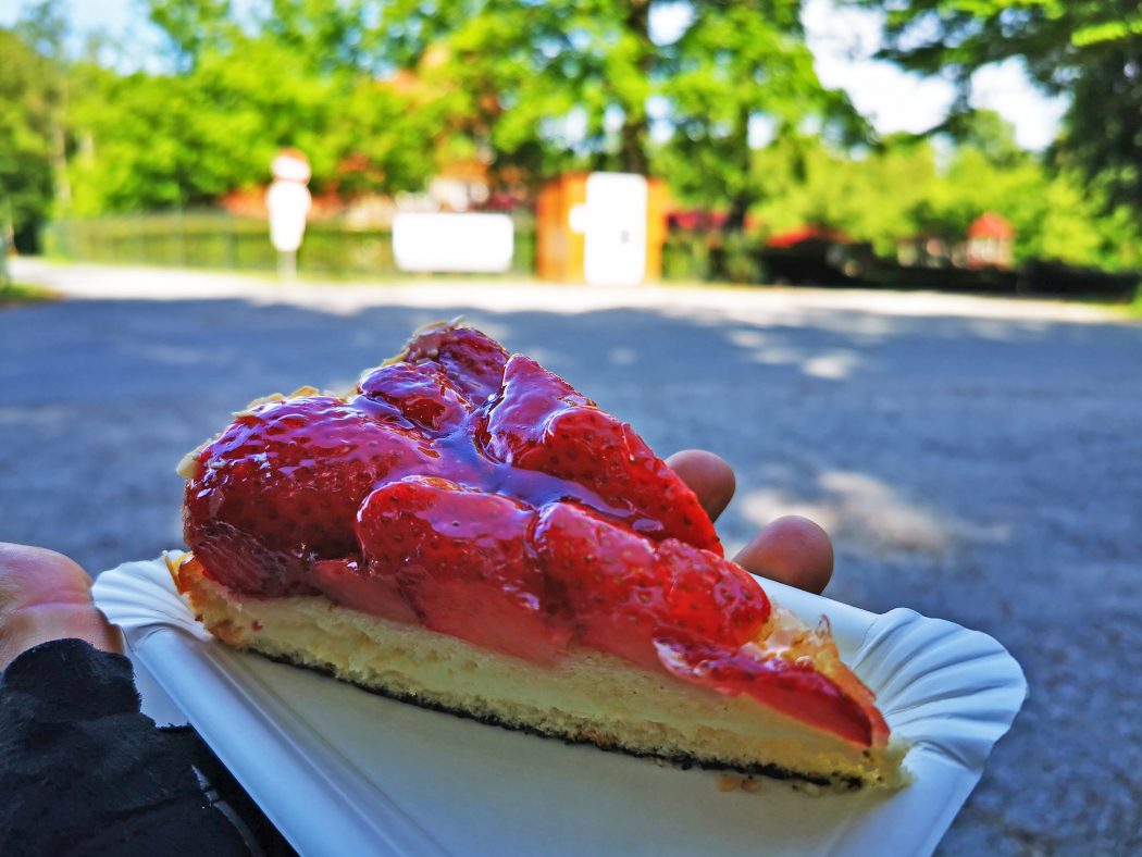 Das Foto zeigt frischen Erdbeerkuchen bei Tante Malchen in Lippetal