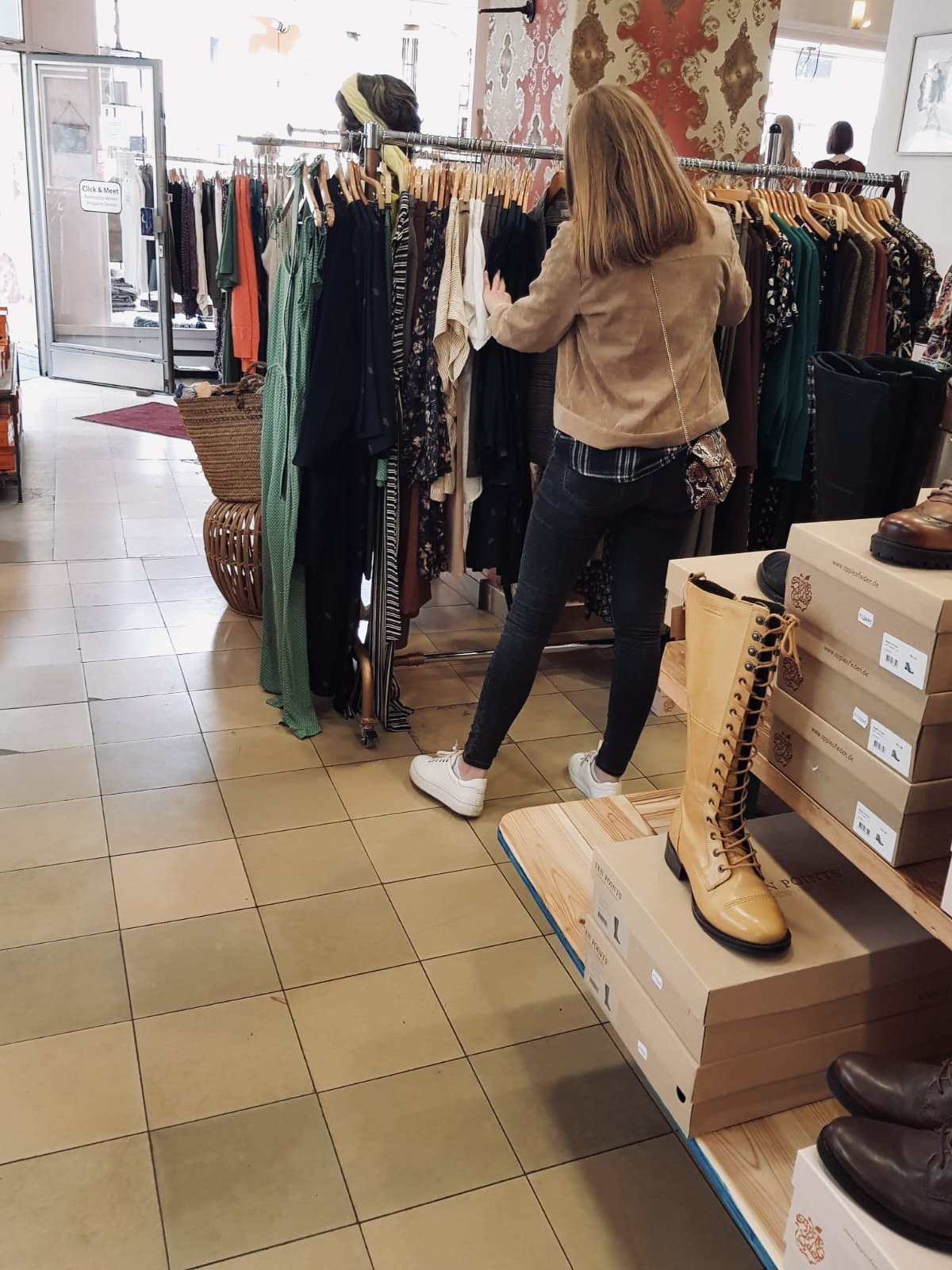 Das Foto zeigt Alex in der Boutique Jungle im Szeneviertel Bochum Ehrenfeld