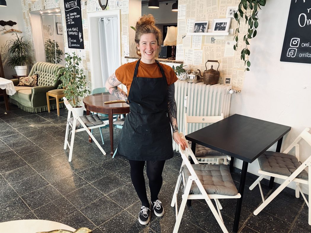 Das Foto zeigt Katharina Hallepapel - die Betreiberin des Café Omi backt im Szeneviertel Bochum Ehrenfeld