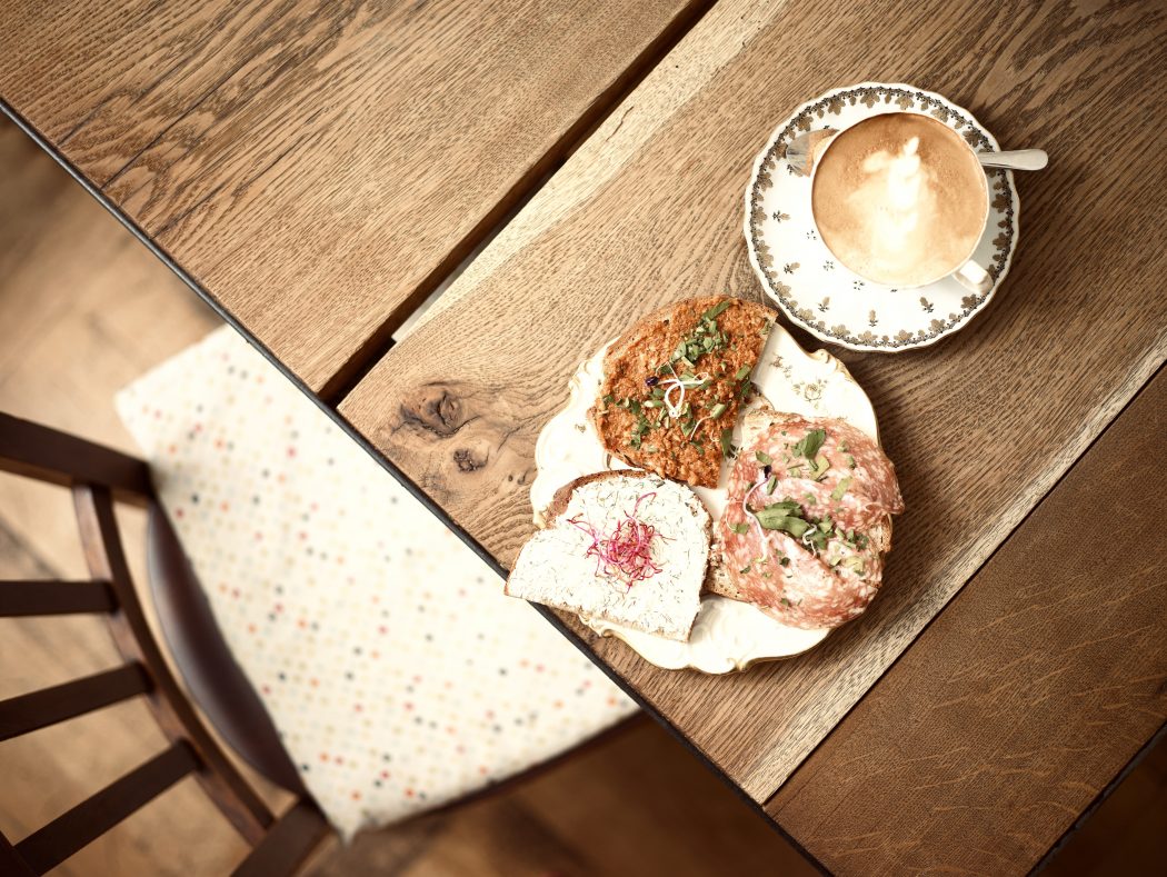 Das Foto zeigt Butterbrote und Kaffee in der Butterbrotbar im Szeneviertel Bochum Ehrenfeld