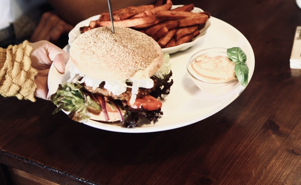 Das Foto zeigt Burger und Pommes im Blondies im Szeneviertel Bochum Ehrenfeld