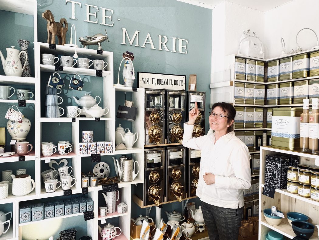 Das Foto zeigt Marianne Weber – Inhaberin des Teeladens Tee Marie im Szeneviertel Bochum Ehrenfeld