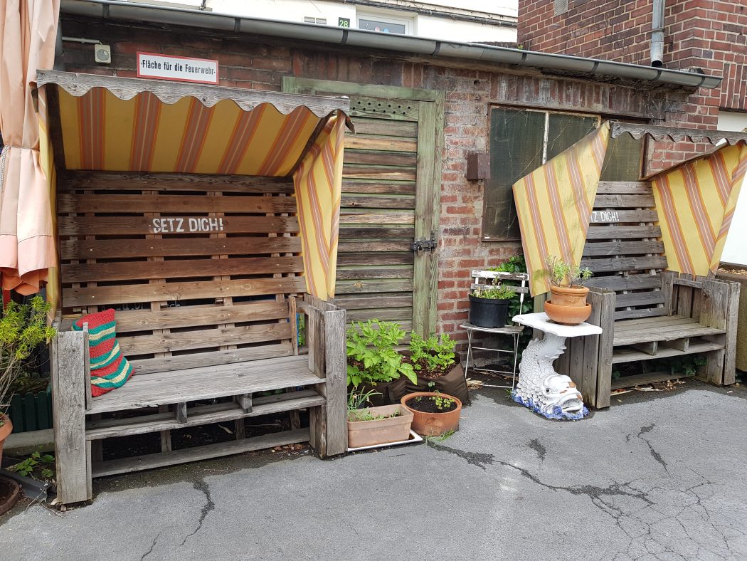 Das Foto zeigt Strandkörbe im Hof des Hofcafés in Dortmund