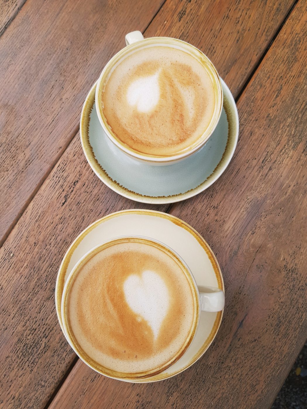 Das Foto zeigt zwei Cappuccino der Kaffeerösterei three years one day in Bochum