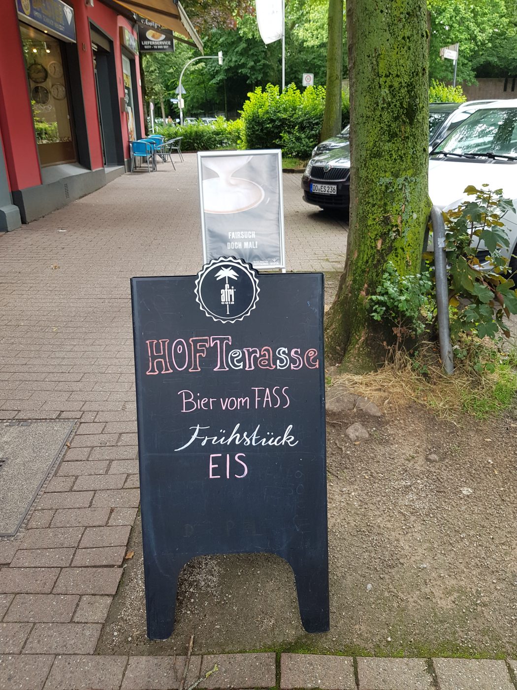 Das Foto zeigt eine Tafel des Café Rot in Dortmund
