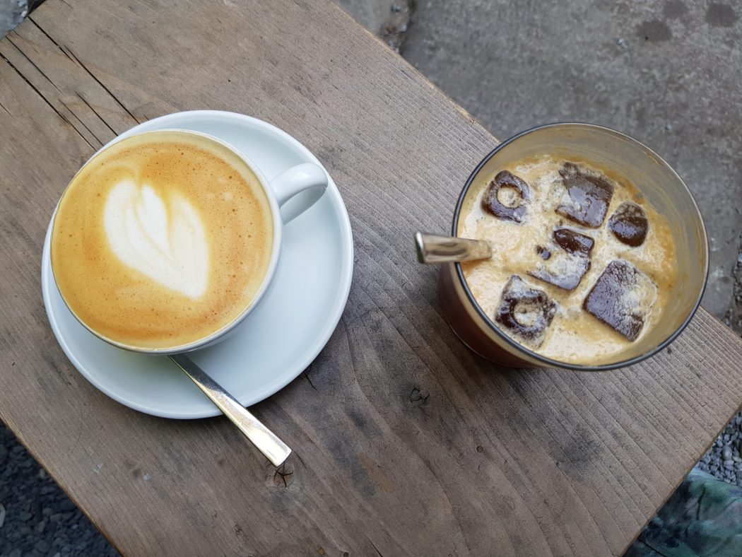 Das Foto zeigt einen Cappuccino und einen Espresso Tonic im raum café im Wiesenviertel in Witten