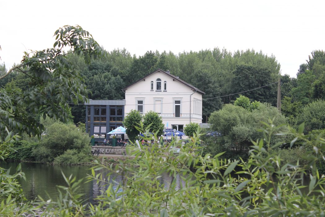 Das Foto zeigt das Bootshaus Ruhreck in Essen-Steele