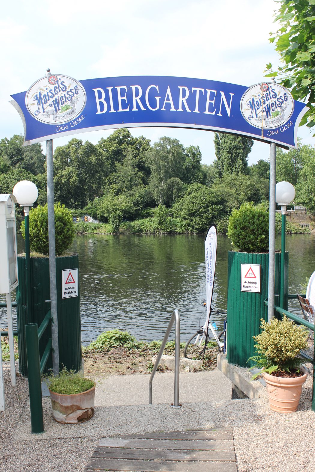 Das Foto zeigt den Eingang zum Biergarten des Bootshaus Ruhreck in Essen-Steele