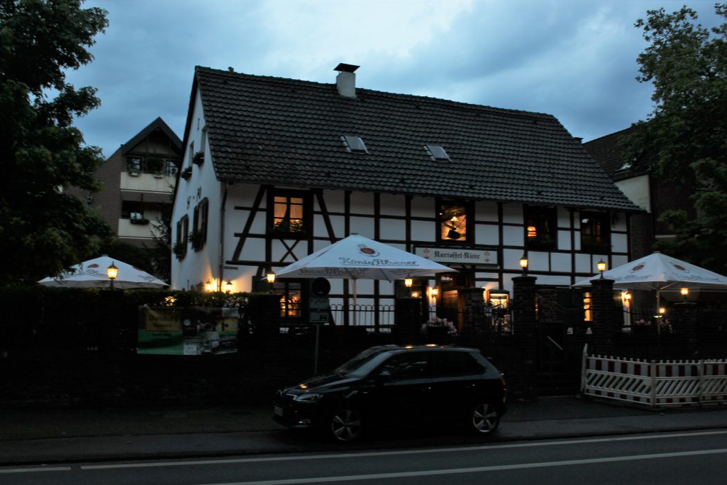 Das Foto zeigt den Biergarten der Kartoffel-Kiste in Duisburg