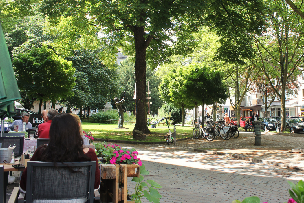 Das Foto zeigt den Blick von der Küchenwirtschaft Bismarck Richtung Kaiserstraße im Kaiserviertel in Dortmund