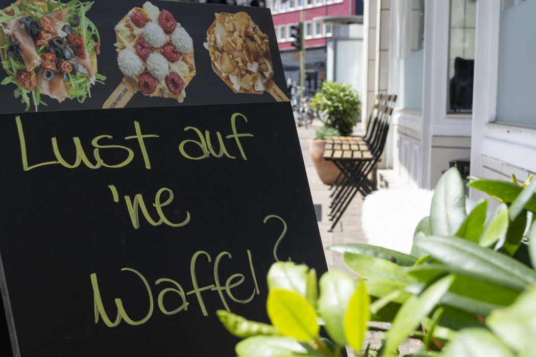 Das Foto zeigt eine Tafel vorm Café herzallerliebst von außen