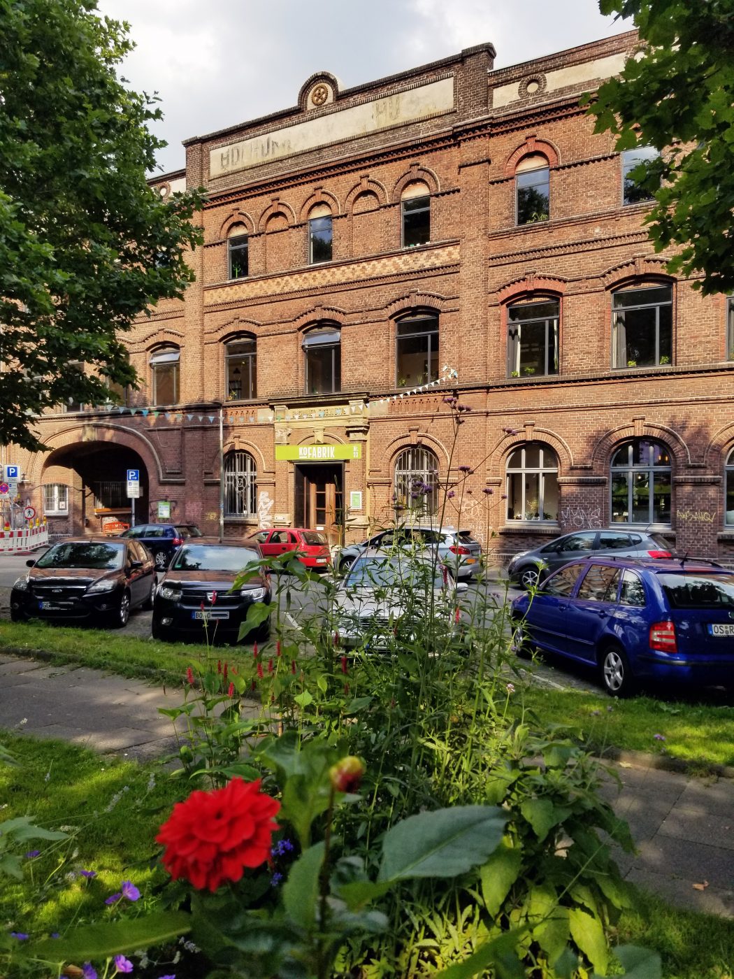 Das Foto zeigt die KoFabrik am Imbuschplatz in Bochum, in der sich u.a. das STÜH33 befindet