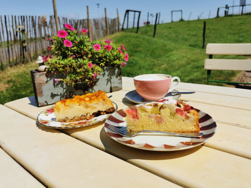 Das Foto zeigt Kaffee und Kuchen auf der Sonnenterrasse des "Unser Lieblingscafé" in Xanten