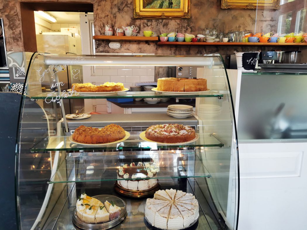 Das Foto zeigt die Kuchentheke des "Unser Lieblingscafé" in Xanten