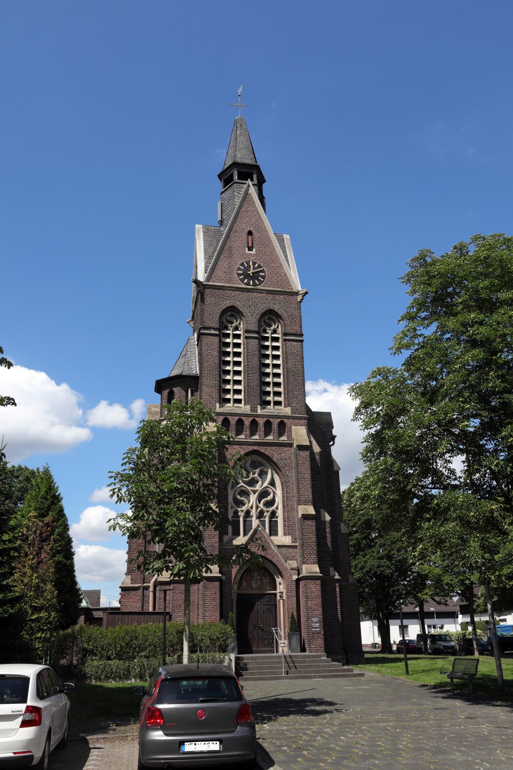 Das Foto zeigt eine Kirche in Mülheim-Selbeck
