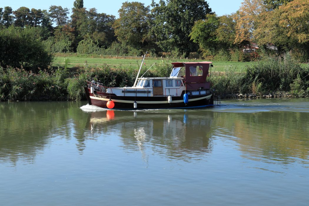 Das Foto zeigt ein Hausboot auf dem Datteln-Hamm-Kanal